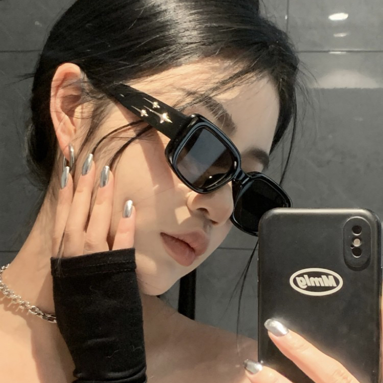 Vintage Fashion Design - Retro Y2K Style Small Square Sunglasses