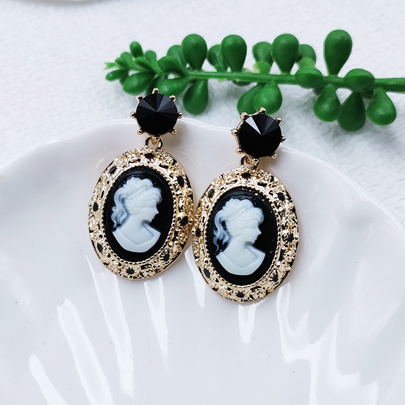 Vintage Lady Queen Relief Oval - Vintage Fashion Queen ulasan dan harga