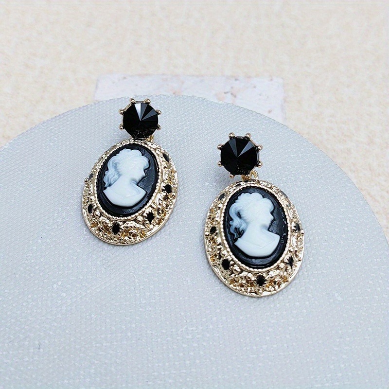 Vintage Lady Queen Relief Oval - Vintage Fashion Queen ulasan dan harga